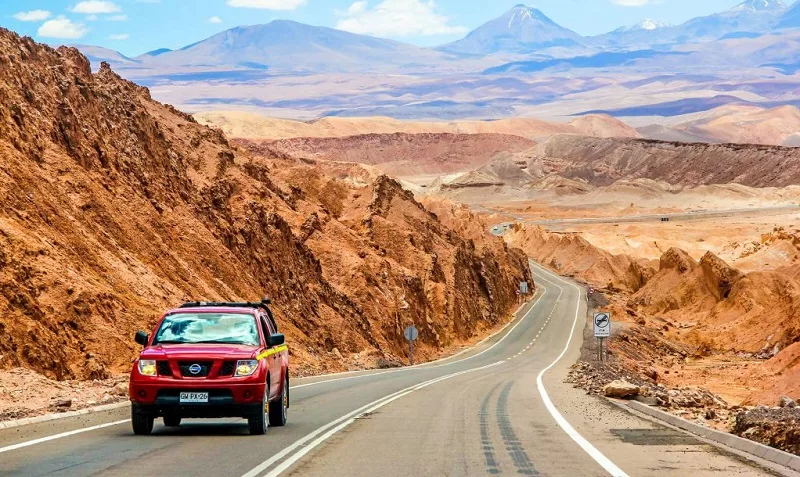 Carro em estrada no Chile