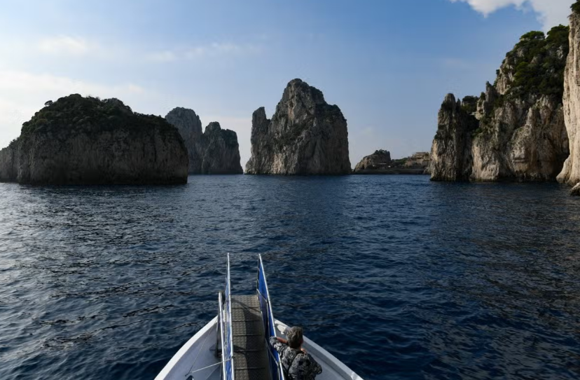 Passeio de Barco ao Redor da Ilha