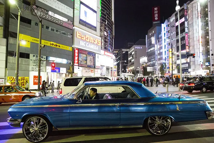 Carro na rua do Japão