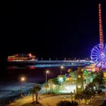 Vista do Daytona Beach Pier à noite