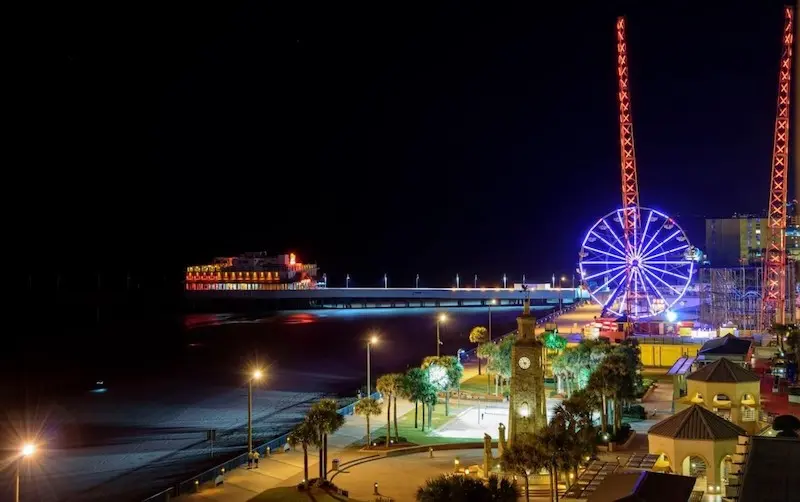 Vista do Daytona Beach Pier à noite