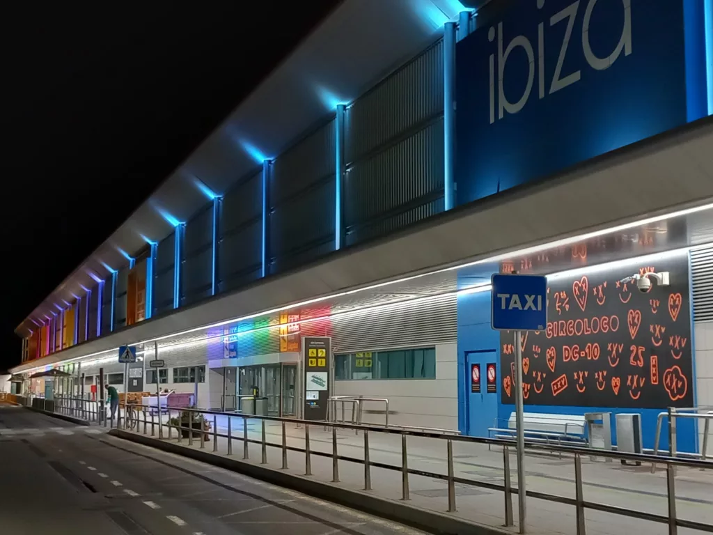 Ponto de táxi no aeroporto de Ibiza