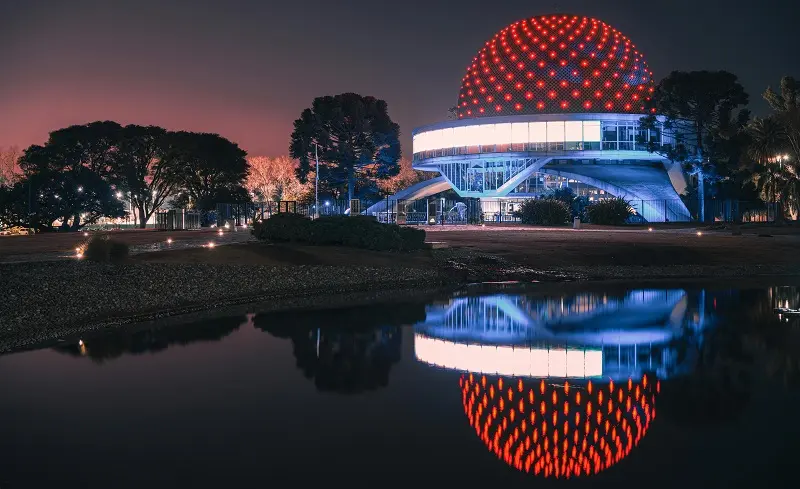 Planetário Galileo Galilei em Buenos Aires de noite