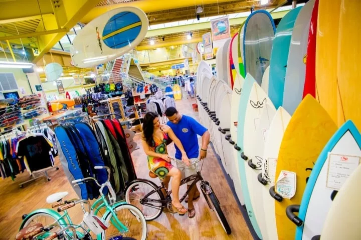 Interior da loja Cocoa Beach Surf Company