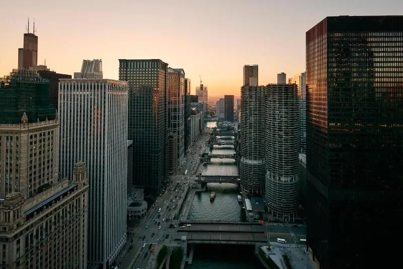 Vista de hotéis ao entardecer em Chicago