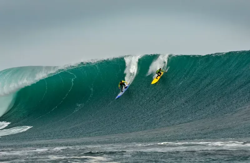 Surfistas na Praia de Punta de Lobos em Pichilemu