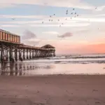 Paisagem do Cocoa Beach Pier ao entardecer