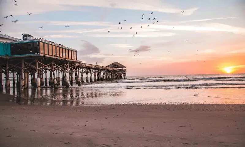 Paisagem do Cocoa Beach Pier ao entardecer