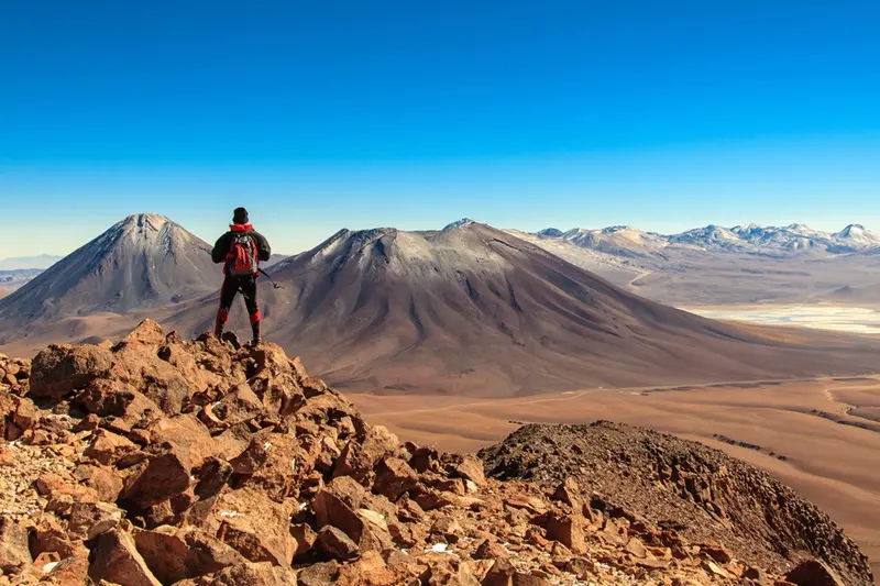 Homem no Cerro Toco no Deserto do Atacama