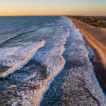 Paisagem da praia de Cocoa Beach ao entardecer