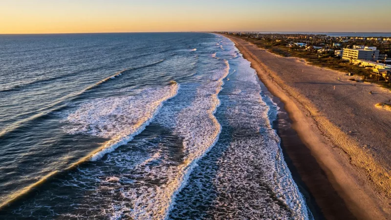 Paisagem da praia de Cocoa Beach ao entardecer