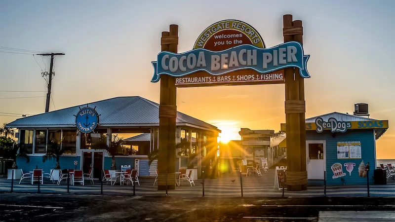 Cocoa Beach Pier ao pôr do sol