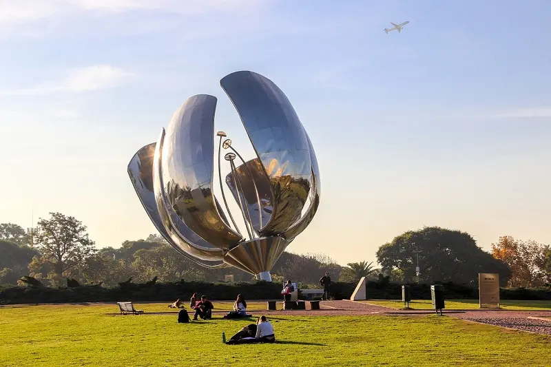 Arredores da Floralis Genérica em Buenos Aires