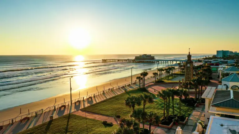 Paisagem do píer ao nascer do sol em Daytona Beach