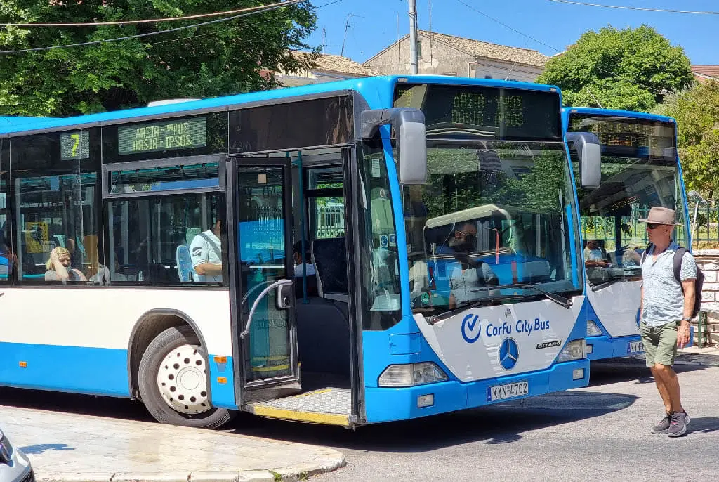 Ônibus em Corfu