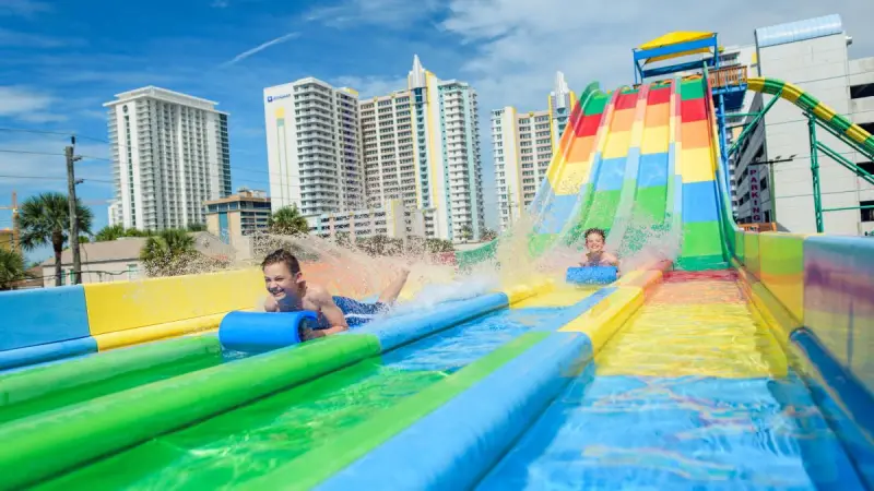 Crianças no Daytona Lagoon em Daytona Beach