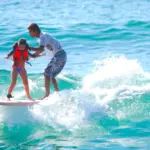 Criança aprendendo a surfar em Cocoa Beach