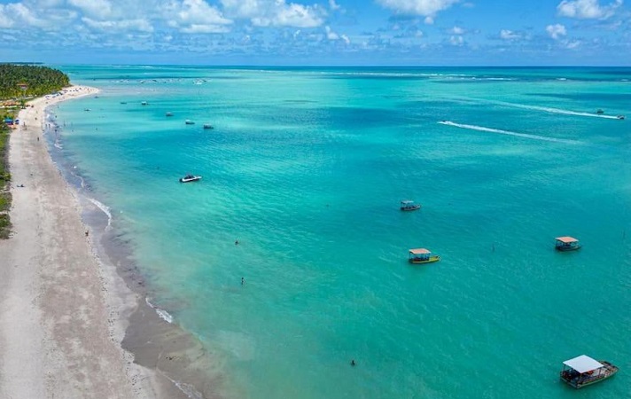 Mar cristalino de praia de Maragogi