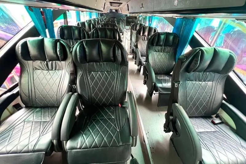 Interior de ônibus tailandês