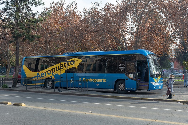 Ônibus no Aeroporto Internacional de Santiago