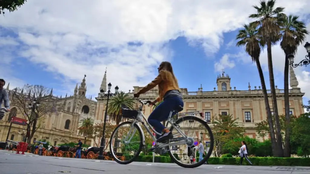 Ande de bicicleta com as crianças em Sevilha