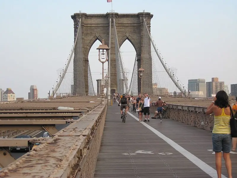 Pessoas atravessando a Ponte do Brooklyn em Nova York