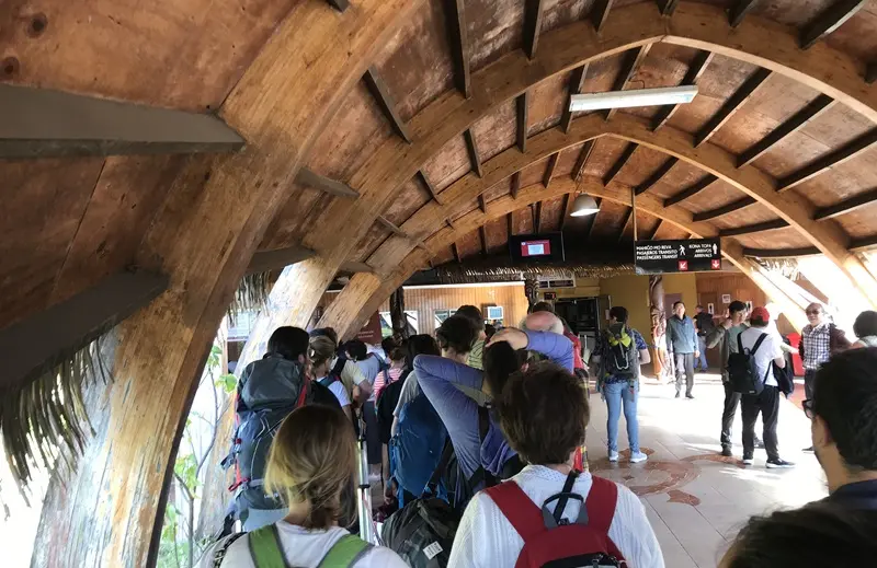 Turistas aguardando os táxis no aeroporto da Ilha de Páscoa