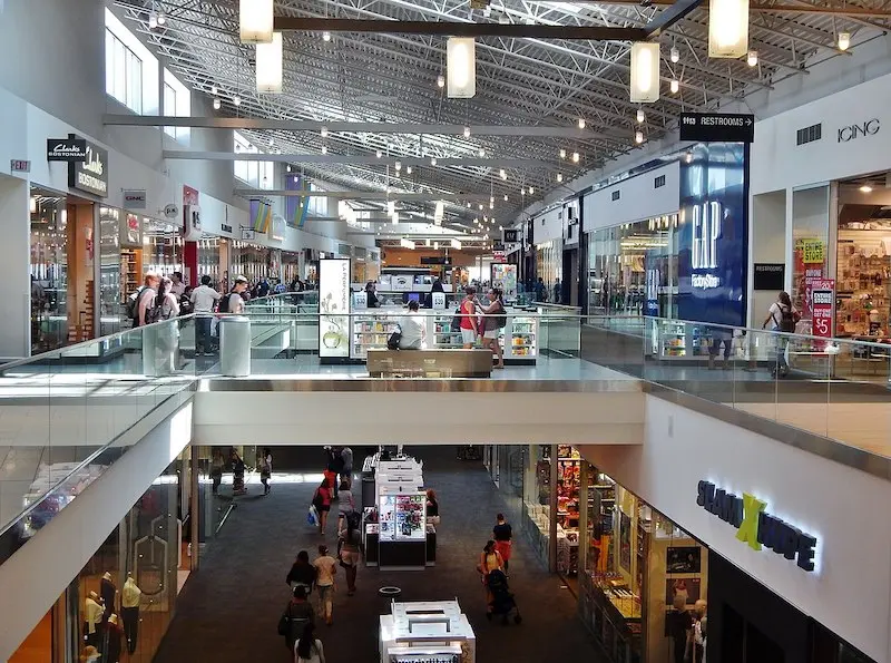 Interior do outlet The Mills at Jersey Gardens