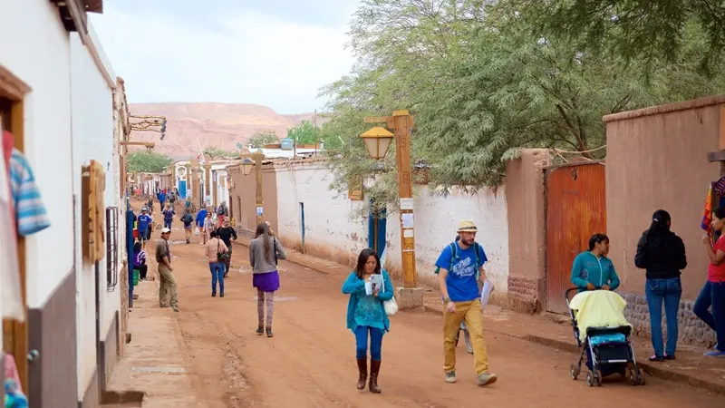 Pessoas andando no centro de San Pedro de Atacama