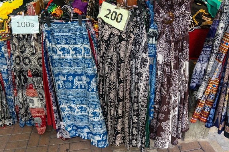 Roupas à venda nos templos