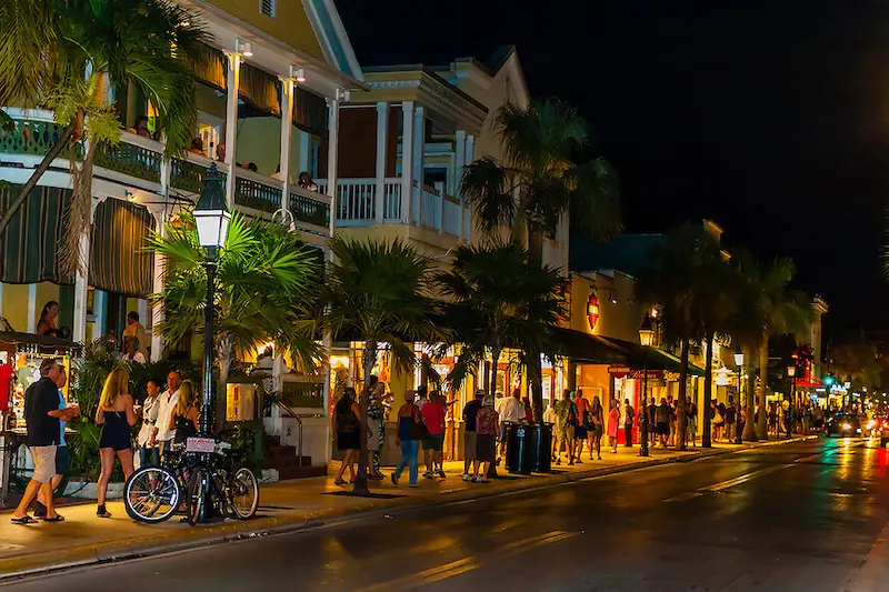 Duval Street à noite em Key West