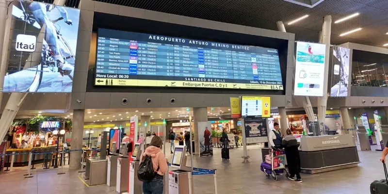 Interior do Aeroporto Internacional de Santiago