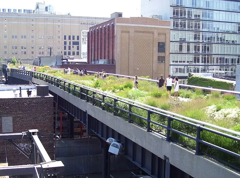 Vista para a 20th Street do parque The High Line em Nova York