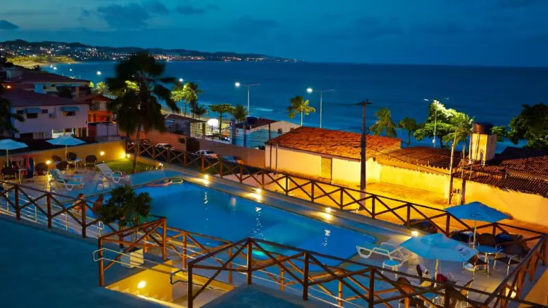 Vista da praia do El Aram Ponta Negra em Natal à noite