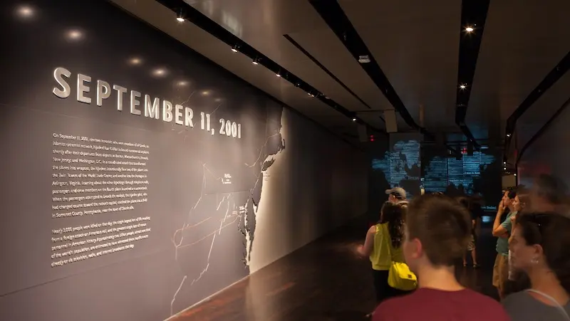 Visitantes no Memorial e Museu do 11 de Setembro em Nova York