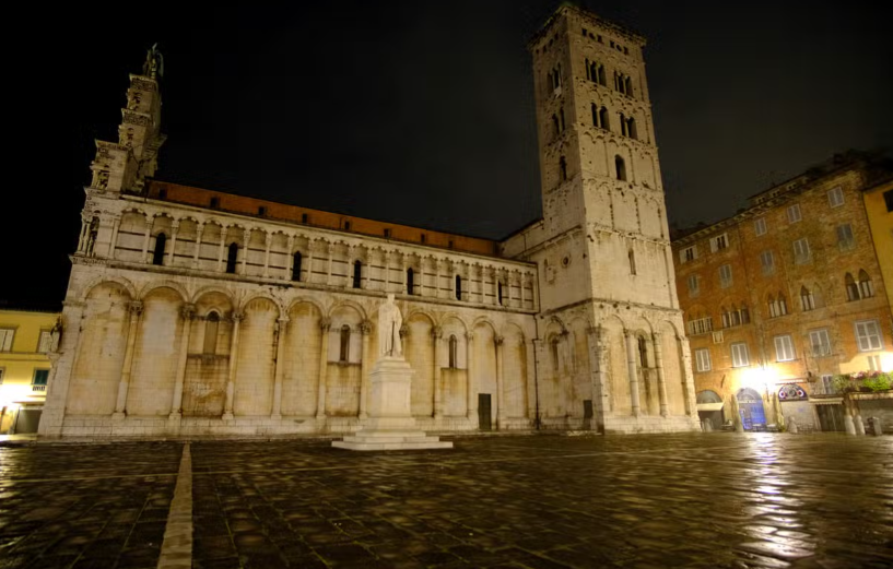 Tour noturno em Lucca