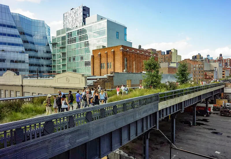 Visitantes no parque The High Line em Nova York