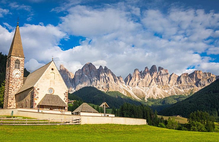 Val di Funes e a Igreja de Santa Maddalena