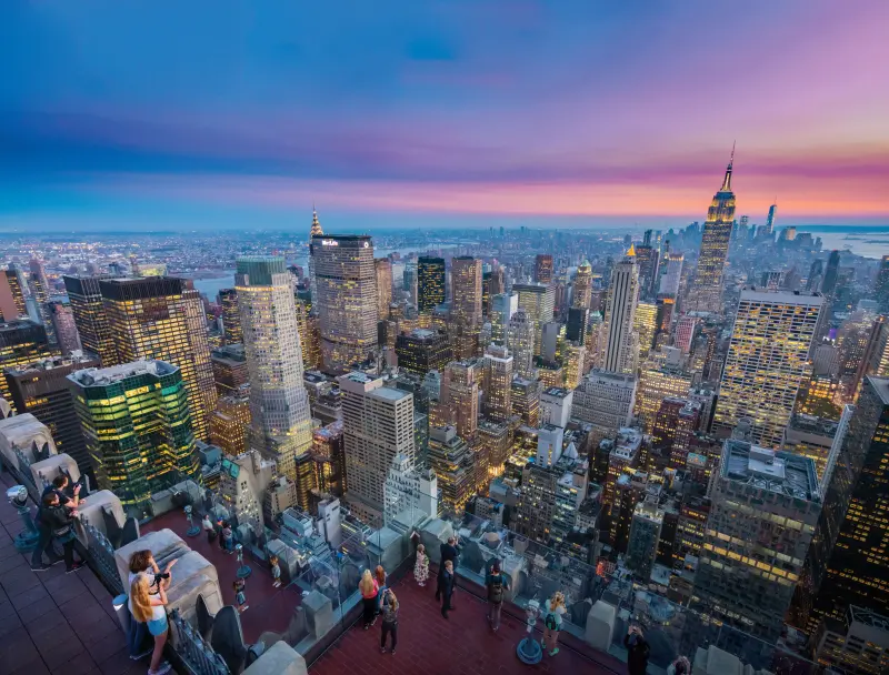 Vista do anoitecer no observatório Top of The Rock em Nova York