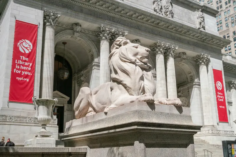 Leão na fachada da Biblioteca Pública de Nova York