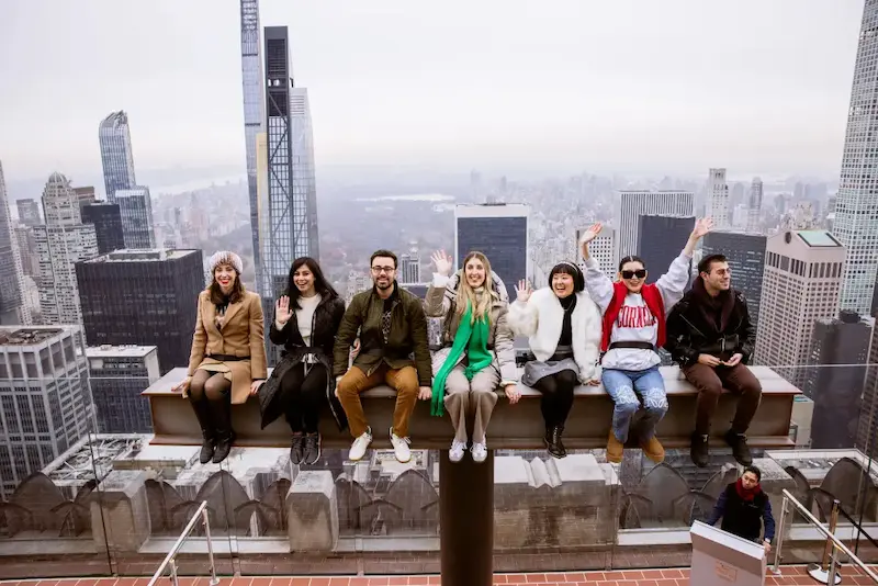 Visitantes no The Beam Experience no observatório Top of The Rock em Nova York