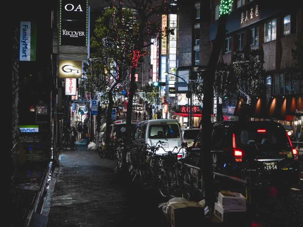 Carros na rua em Osaka