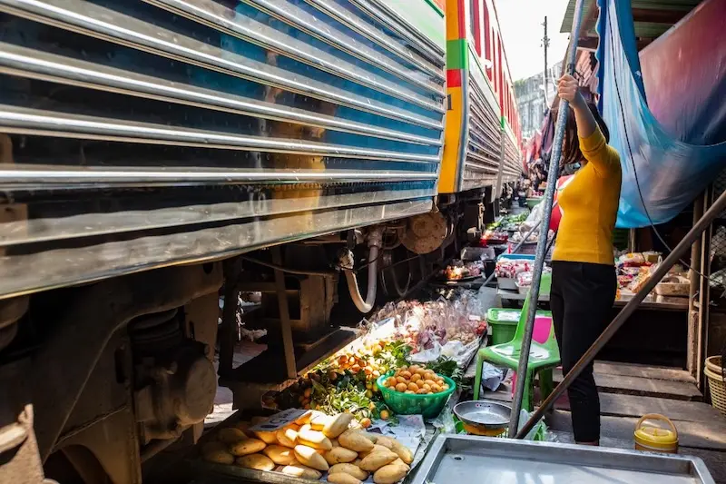 Trem passando no Mercado Maeklong