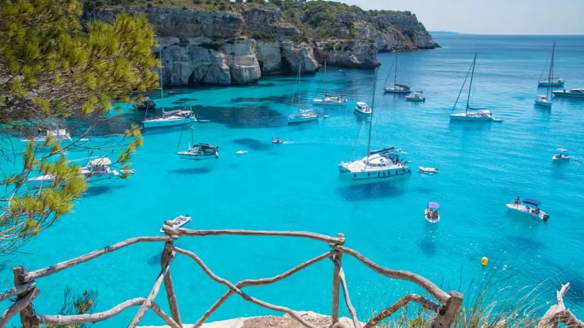 Passeio de catamarã pelo norte de Menorca