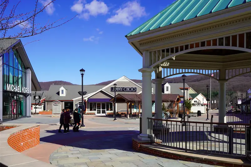 Área de descanso no Woodbury Common Premium Outlets em Nova York