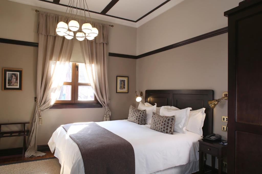 Quarto do Hotel Boutique Castillo Rojo em Santiago Quarto do Hotel Boutique Castillo Rojo em Santiago