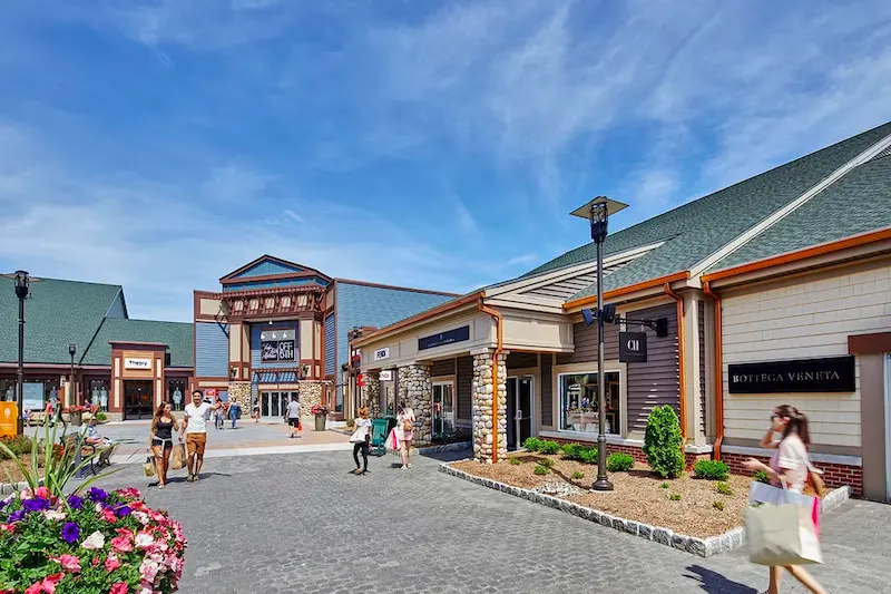 Pessoas no Woodbury Common Premium Outlets em Nova York