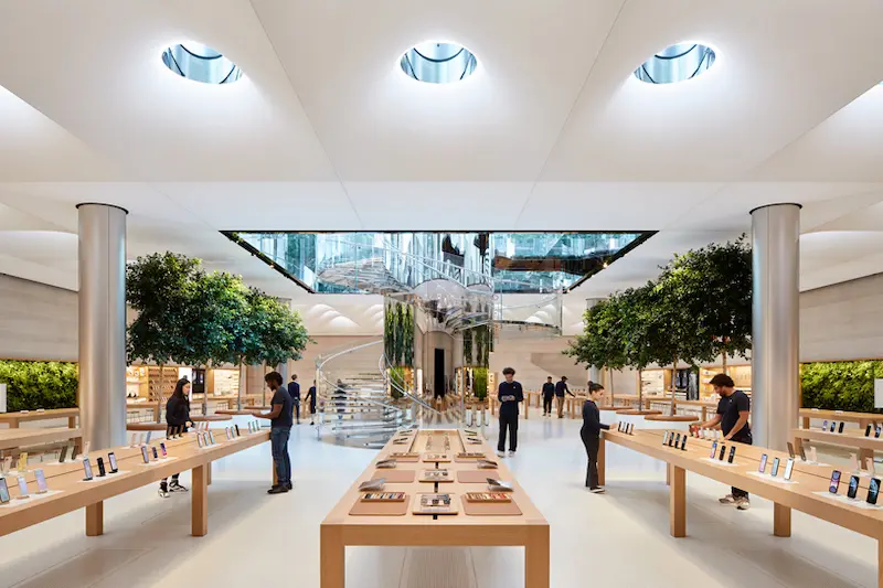 Interior da loja da Apple na Quinta Avenida em Nova York