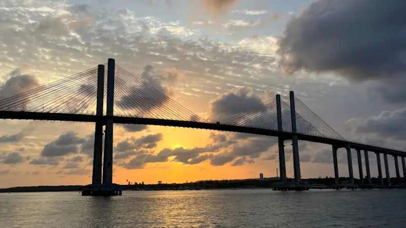 Vista da Ponte Newton Navarro ao pôr do sol em Natal