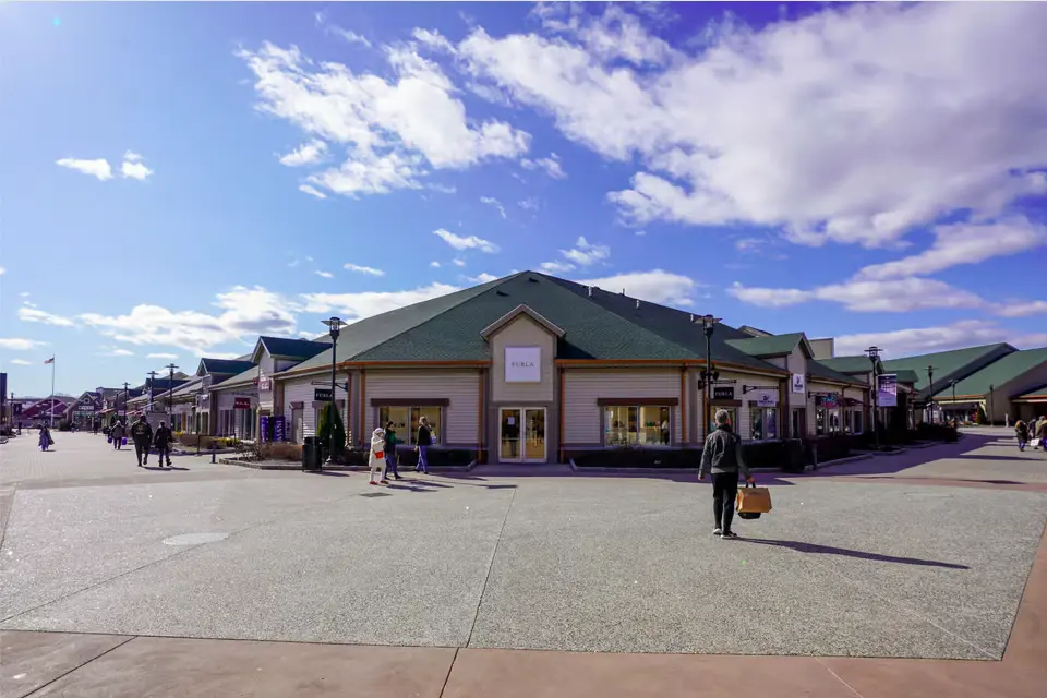 Ruas e lojas no Woodbury Common Premium Outlets em Nova York